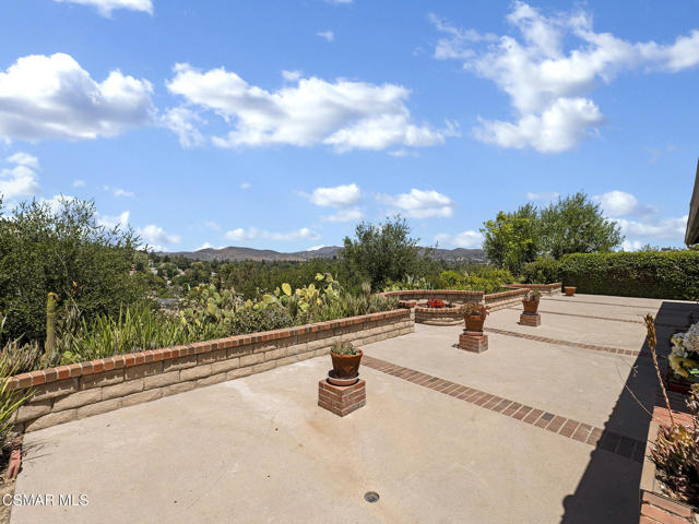 2031 Channelford Road, Westlake Village CA: https://media.crmls.org/mediaz/03d1f5ab-8502-4c2c-8d11-d18ac6edab79.jpg