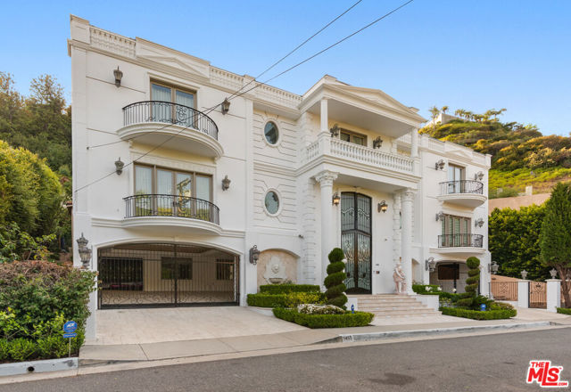 1455 Robmar Drive, Beverly Hills CA: https://media.crmls.org/mediaz/03d24b7a-23c2-4955-8fba-2e52f4e70dae.jpg