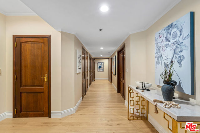 9249 Burton Way, Beverly Hills CA: https://media.crmls.org/mediaz/03d3a77d-4c2e-4ab1-a271-aa45d6928f26.jpg