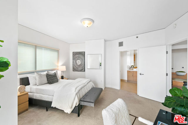 13650 Marina Pointe Drive, Marina del Rey CA: https://media.crmls.org/mediaz/03d58d70-33d1-40b7-802b-05bdfbfa8ae9.jpg