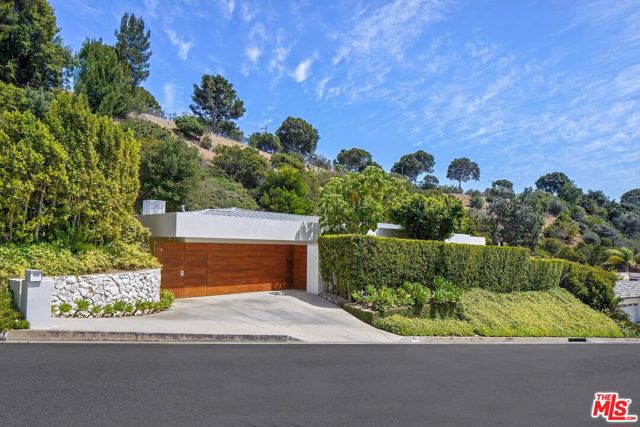 1106 N Hillcrest Road, Beverly Hills CA: https://media.crmls.org/mediaz/03d6843d-9739-4f34-a8b8-7e585c1530ec.jpg