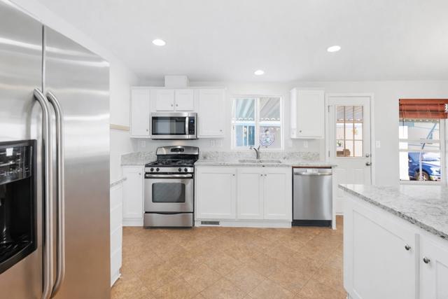 Detail Gallery Image 5 of 26 For 12824 Granada Drive #322,  Poway,  CA 92064 - 3 Beds | 2 Baths