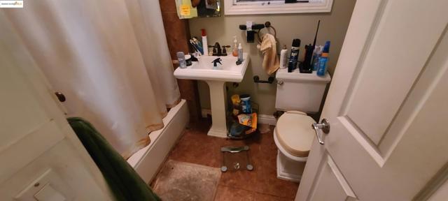2825 Market St, Oakland CA: https://media.crmls.org/mediaz/03d6d77d-32cb-4253-bf8c-48e42b2a6ad1.jpg