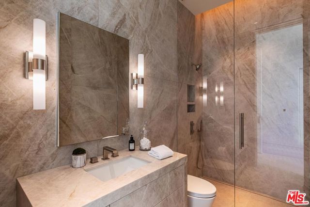 455 N Palm Drive, Beverly Hills CA: https://media.crmls.org/mediaz/03d7cf7b-6f17-4a20-b32b-3ffaaf8a6be0.jpg