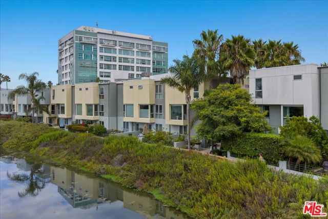 310 Washington Boulevard, Marina del Rey CA: https://media.crmls.org/mediaz/03d85718-9dc5-4e1c-8d2a-8131b9d784fe.jpg