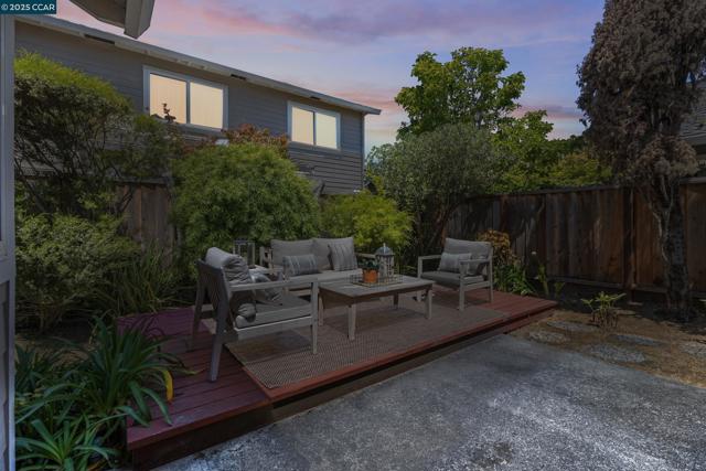 39 Crane Ct, Alameda CA: https://media.crmls.org/mediaz/03d8f3ea-7db2-40da-b1f1-86054b9ad23e.jpg