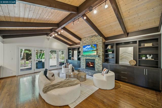 14 Lucille Way, Orinda CA: https://media.crmls.org/mediaz/03d95e82-2009-40bb-ae6d-7ce9b7d82ebf.jpg