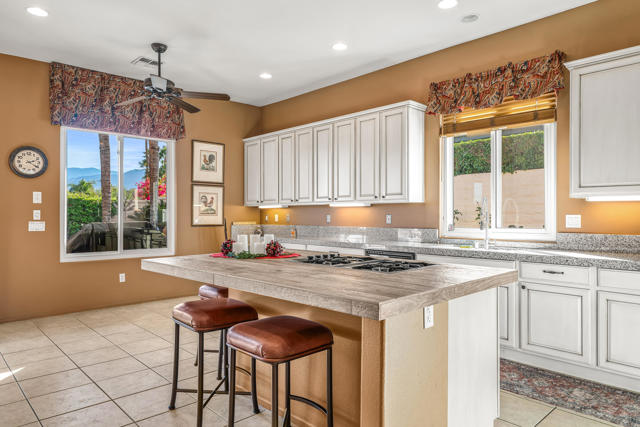 17 Corte Del Sol, Rancho Mirage CA: https://media.crmls.org/mediaz/03d965ea-a548-4a4d-8b22-21307e93f6bc.jpg