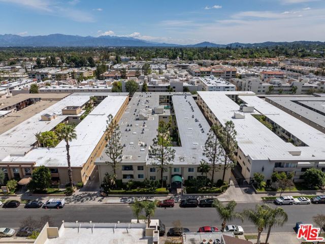 5328 Newcastle Avenue, Encino CA: https://media.crmls.org/mediaz/03da023f-0960-473c-9bef-98b0166f4f8c.jpg