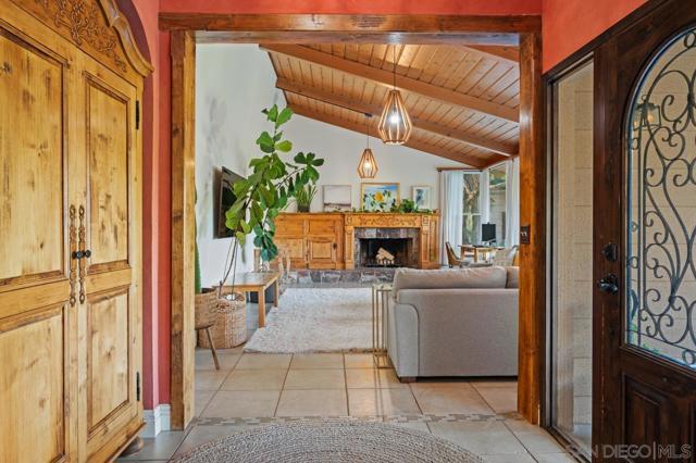 9835 Edgelake Dr, La Mesa CA: https://media.crmls.org/mediaz/03da1844-158c-4e0b-9cce-8a9798846bcf.jpg