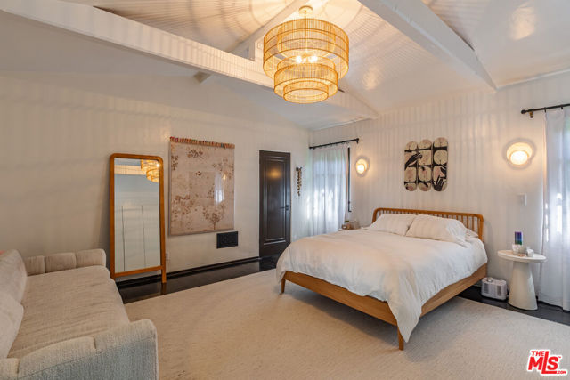 820 N Roxbury Drive, Beverly Hills CA: https://media.crmls.org/mediaz/03dae1b4-d348-4782-b9e0-94dff2896c40.jpg