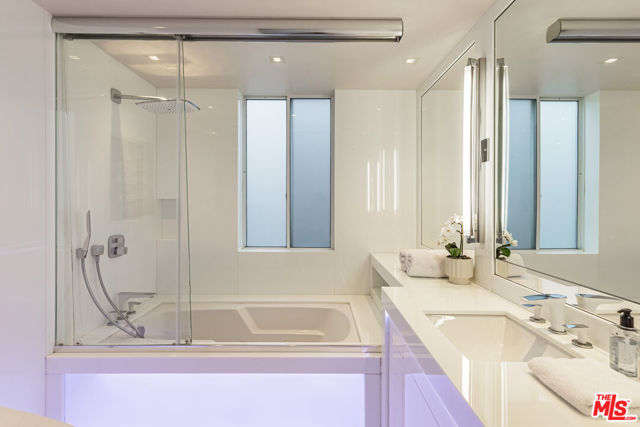 31636 Sea Level Drive, Malibu CA: https://media.crmls.org/mediaz/03db9f23-8b08-47d7-acf7-7d072e04a2e3.jpg