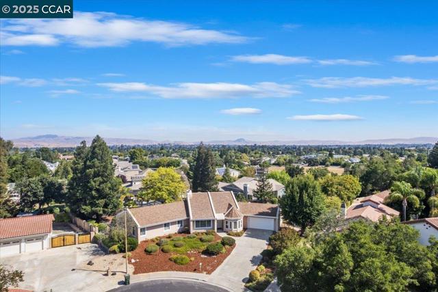 2323 Grosvenor Heights Ct, Livermore CA: https://media.crmls.org/mediaz/03dd8432-6b45-4469-9faf-49fd0659a01c.jpg
