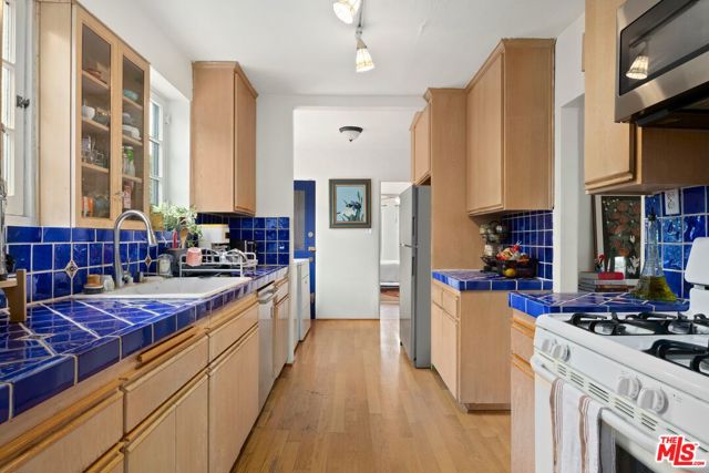 1118 S Crescent Heights Boulevard, Los Angeles CA: https://media.crmls.org/mediaz/03dd8ae0-b882-482a-9ecf-b86468558c5d.jpg