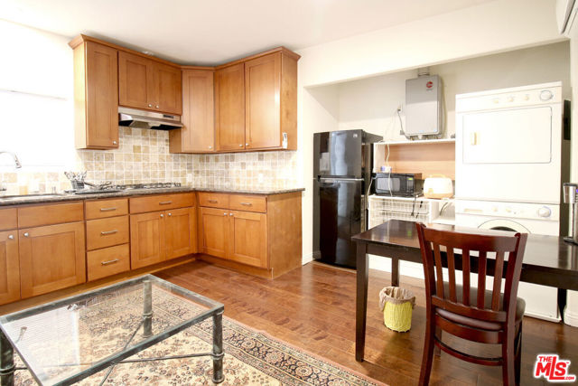 4848 Oakwood Avenue, Los Angeles CA: https://media.crmls.org/mediaz/03dddd17-1560-4191-bcdc-f9d82236bc43.jpg