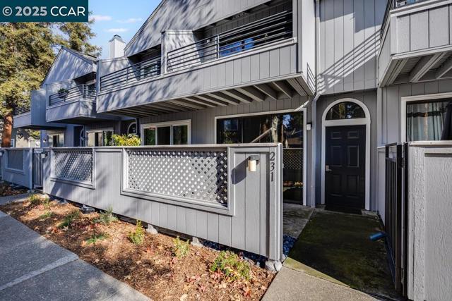 231 Sunspring Ct, Pleasant Hill CA: https://media.crmls.org/mediaz/03de4f7d-163d-42c5-891a-864d602ea702.jpg