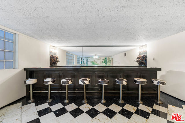 191 S Hudson Avenue, Los Angeles CA: https://media.crmls.org/mediaz/03df25f9-edb2-4732-86e5-89fb49a57bed.jpg