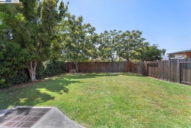 1629 Thrush Ave, San Leandro CA: https://media.crmls.org/mediaz/03df8e5c-47e3-4501-a8e0-553e8a92118a.jpg