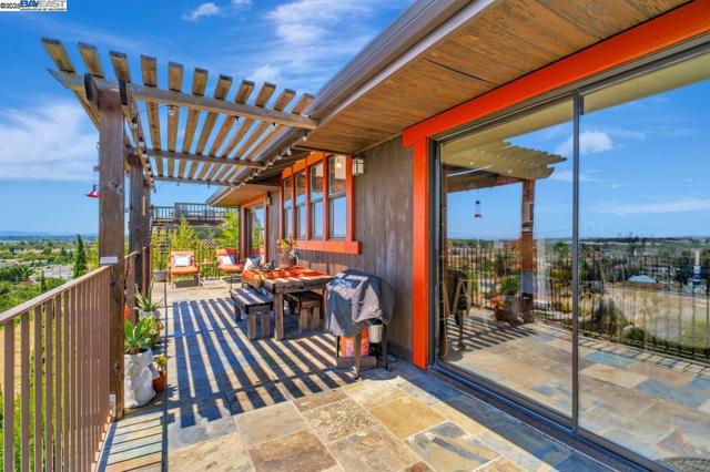 31865 Chicoine Ave, Hayward CA: https://media.crmls.org/mediaz/03e028be-169b-4cce-aed8-b933f1be3816.jpg
