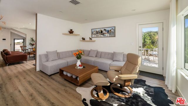 10555 Art Street, Sunland CA: https://media.crmls.org/mediaz/03e2de2f-eef1-4932-af16-bd0ae574ea98.jpg