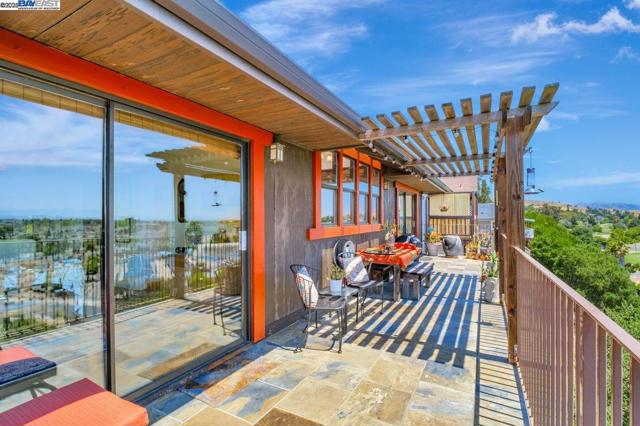 31865 Chicoine Ave, Hayward CA: https://media.crmls.org/mediaz/03e2fb35-3c37-48f2-a970-44671fb87652.jpg