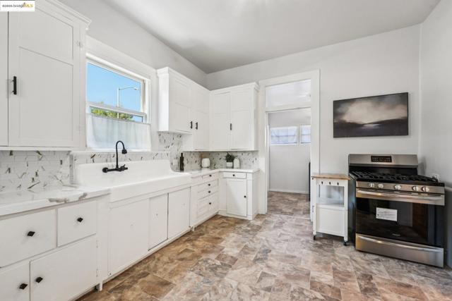 1549 5Th Ave, Oakland CA: https://media.crmls.org/mediaz/03e3295a-4fb6-411d-8368-4d5d377bbb79.jpg