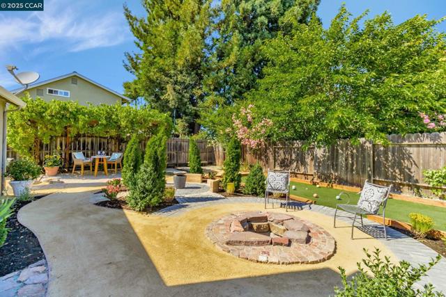 16 Belfast Pl, San Ramon CA: https://media.crmls.org/mediaz/03e35d2d-8031-4047-8e75-16189dc4117b.jpg