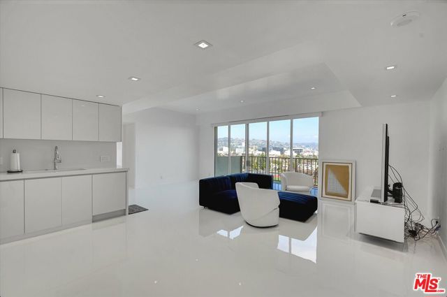 2160 E Century Parkway, Los Angeles CA: https://media.crmls.org/mediaz/03e3824f-00ec-41ef-8eae-e501913ec3e0.jpg