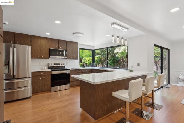 13185 Clairepointe Way, Oakland CA: https://media.crmls.org/mediaz/03e41640-5888-4893-8f40-2015a233f1d8.jpg