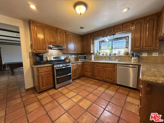 33931 Hanawalt Road, Agua Dulce CA: https://media.crmls.org/mediaz/03e5ab09-021f-4824-b120-83b8254c763a.jpg