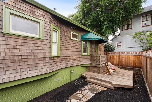 3206 Garfield Ave, Alameda CA: https://media.crmls.org/mediaz/03e639c6-0ca2-4701-894a-2400b1ae1b78.jpg