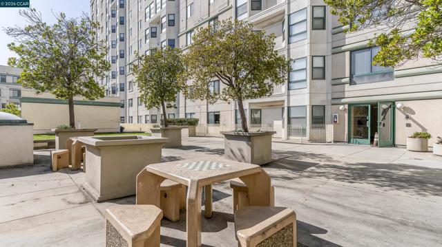 988 Franklin St, Oakland CA: https://media.crmls.org/mediaz/03e6bb78-aff2-4bf8-b6b5-b58692d6d5fc.jpg