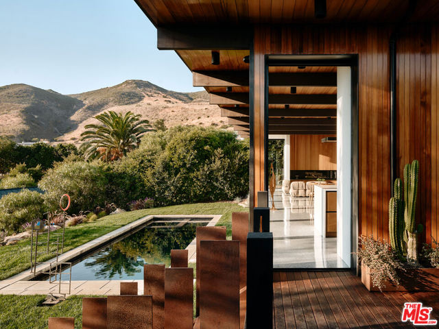 5637 Busch Drive, Malibu CA: https://media.crmls.org/mediaz/03e6e655-508b-4a12-bf90-64444b1a5968.jpg