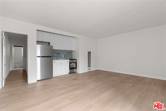 148 S Mccarty Drive, Beverly Hills CA: https://media.crmls.org/mediaz/03e81fd1-afd2-4638-ab8a-6c417045c05b.jpg