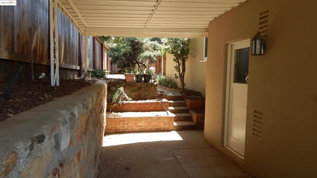108 Green St, Martinez CA: https://media.crmls.org/mediaz/03e8f146-baf0-4f8a-8a7e-b2b1d052d6ea.jpg