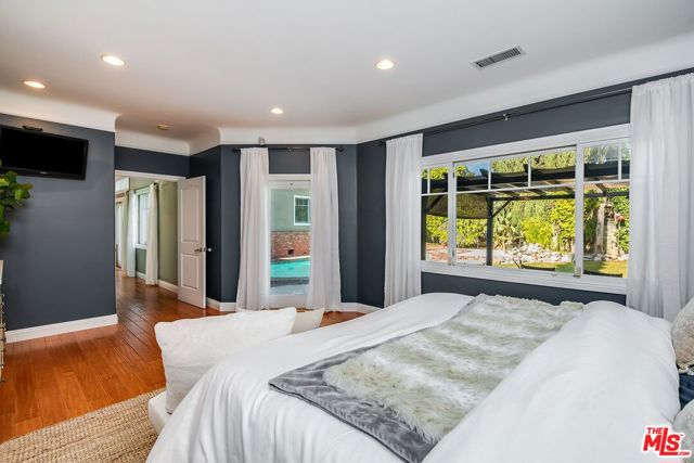4538 Lemp Avenue, Studio City CA: https://media.crmls.org/mediaz/03ead1b2-821f-44d3-8b03-7bea11ca37f7.jpg