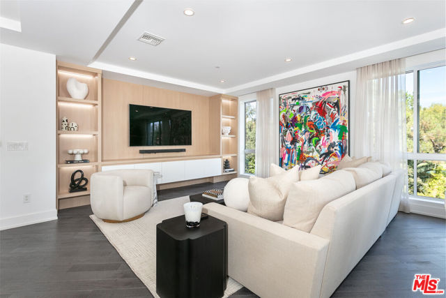 460 N Palm Drive, Beverly Hills CA: https://media.crmls.org/mediaz/03eb0421-d6ad-460e-8015-3c46a7368b29.jpg