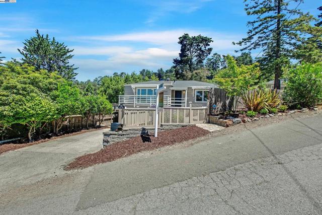5601 Castle Dr, Oakland CA: https://media.crmls.org/mediaz/03ec1066-a22d-4b1f-ac4a-cc130ab0d70a.jpg