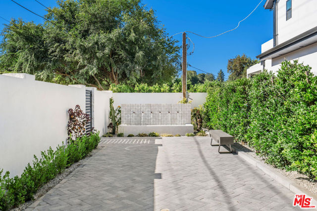 5662 Winnetka Avenue, Woodland Hills CA: https://media.crmls.org/mediaz/03ec228e-7ca2-4cab-a4d7-85641da08558.jpg