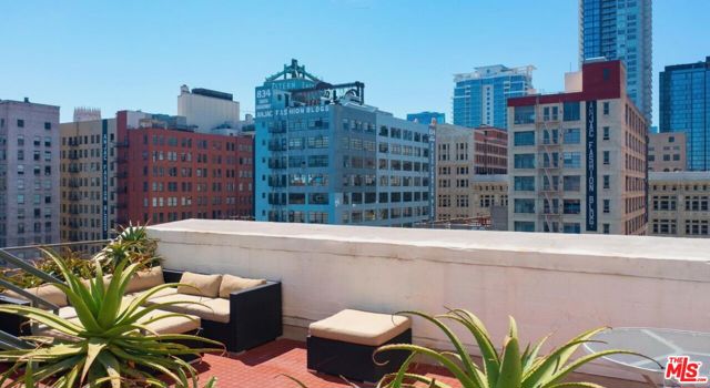 814 Spring Street, Los Angeles, California 90014, 1 Bedroom Bedrooms, ,1 BathroomBathrooms,Condominium,For Sale,Spring,24426901