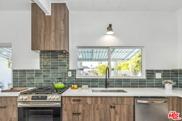 547 N Farrell Drive, Palm Springs CA: https://media.crmls.org/mediaz/03eda0f0-af9a-4c58-82ae-765e863538ca.jpg