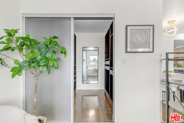 901 S Flower Street, Los Angeles CA: https://media.crmls.org/mediaz/03ee45b7-e5f6-4cb7-bed6-d40087937ede.jpg