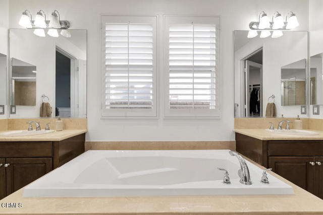 11806 Ricasoli Way, Porter Ranch CA: https://media.crmls.org/mediaz/03ef2fc1-19bf-4164-9a15-2676b2cb51d9.jpg