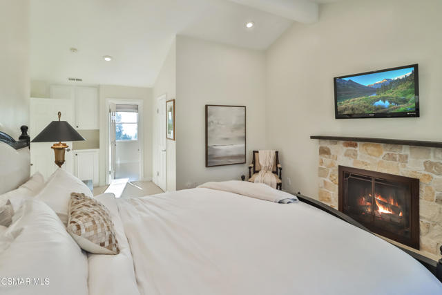 2328 Otono Circle, Thousand Oaks CA: https://media.crmls.org/mediaz/03f18624-0fe6-460c-b1b6-1044ab3a350e.jpg