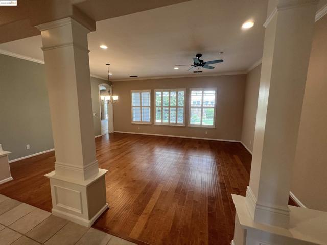 613 Kenwood Dr, Brentwood CA: https://media.crmls.org/mediaz/03f2248a-f7ce-4b7c-8b79-5686be576941.jpg