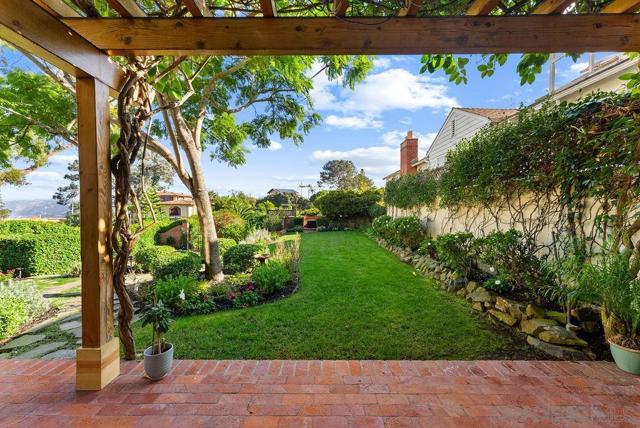 7725 Whitefield Pl, La Jolla CA: https://media.crmls.org/mediaz/03f2c31f-7d63-43d7-8c6f-b9a36048aa1b.jpg