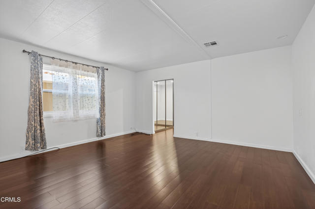 5540 W 5TH Street, Oxnard CA: https://media.crmls.org/mediaz/03f379bb-f32a-4b75-bf42-2c5071011bc8.jpg