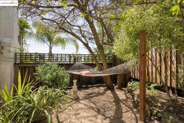 2901 Monticello AVE, Oakland CA: https://media.crmls.org/mediaz/03f42509-90dd-4f00-9b4e-2f961026ef8a.jpg