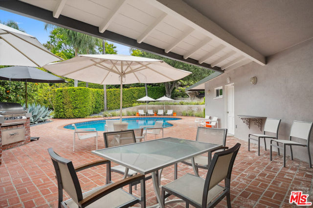 3818 Hollyline Avenue, Sherman Oaks CA: https://media.crmls.org/mediaz/03f43f22-21b6-42aa-aad3-d24fa63ad012.jpg