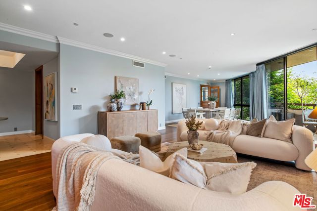 300 N Swall Drive, Beverly Hills CA: https://media.crmls.org/mediaz/03f507a1-3670-4b45-bd17-5fbef3d769e3.jpg